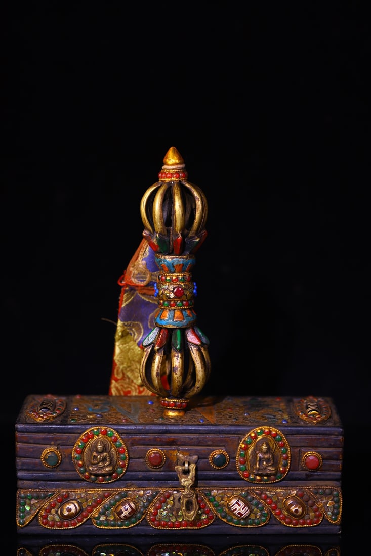 An Exquisite Bronze Inlaid Gems Dzi Bead Painted Color Vajry Pestle: An Exquisite Bronze Inlaid Gems Dzi Bead Painted Color Vajry Pestle Qing Dynasty, China Size:23cmx20cm Weight:680g. (The Dimensions Of All Batches Are Manually Measured.If You Need More Detailed