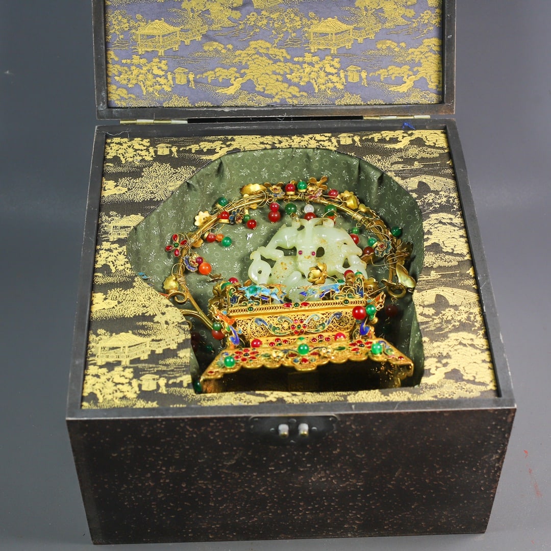 An Exquisite Gilt Bronze Inlaid White Jade Auspicious Beast Ornament: An Exquisite Gilt Bronze Inlaid White Jade Auspicious Beast Ornament Qing Dynasty, China Qianlong Four-character Mark Size:20cmx30cm Size:26cmx22cm Weight:3188g (The Dimensions Of All Batches Are Manu