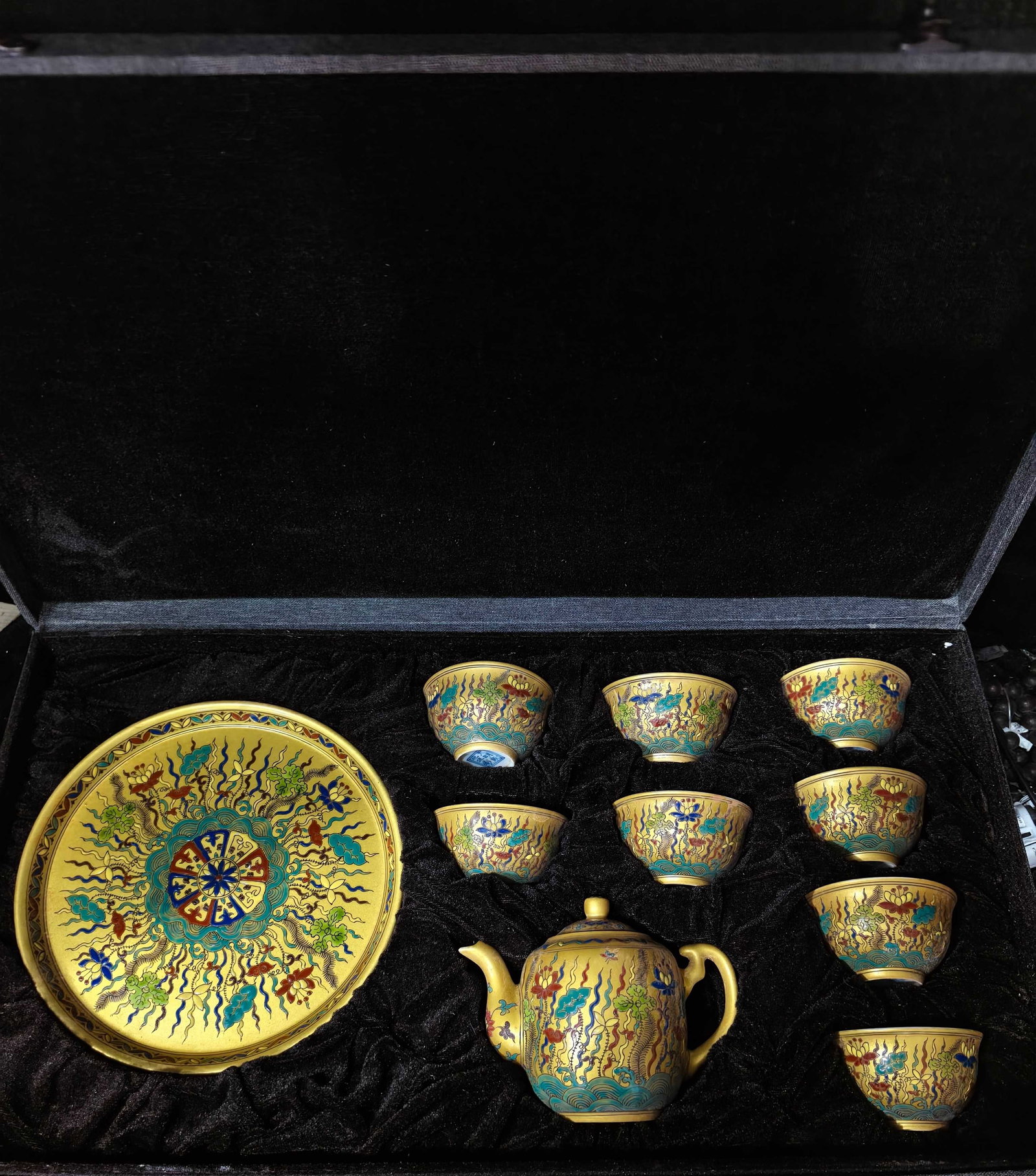 A beautiful set of Ming Dynasty Chenghua premium Miao Snapdragon pattern teapots and teacups: A set of premium Miao Snapdragon Grass pattern teapots and cups made during the Chenghua period of the Ming Dynasty SIZE: Plate W: 21cm, Cup W: 8cm (The Dimensions Of All Batches Are Manually Measured