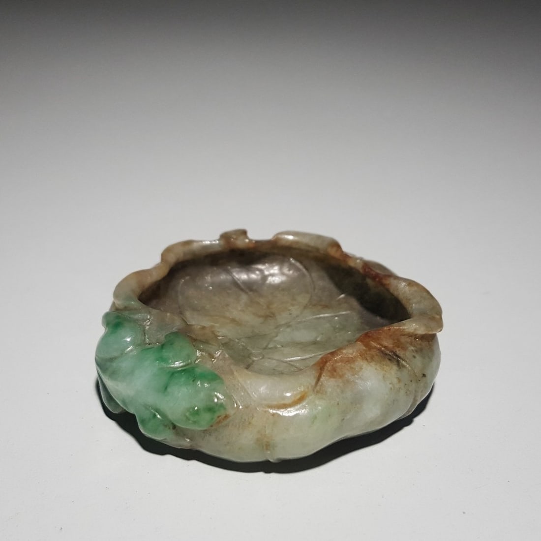 A beautiful Qing Dynasty jadeite frog lotus brush washer: Qing Dynasty Jade Frog Lotus Brush Washer SIZE: 1.4x5.2cm W:41g (The Dimensions Of All Batches Are Manually Measured.If You Need More Detailed Information, Please Contact Our Customer Service Before B