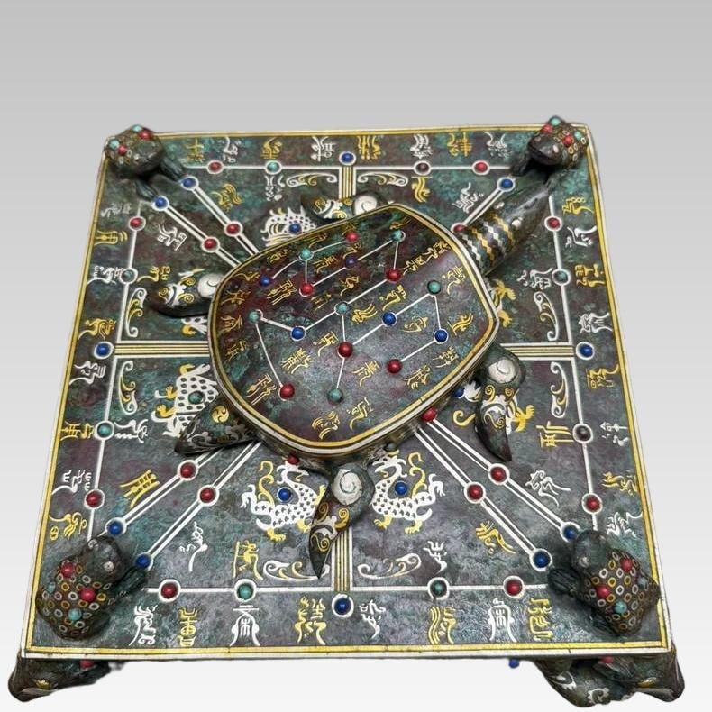A fine Han dynasty bronze inlaid gold and silver constellation compass: Han dynasty bronze inlaid gold and silver constellation compass SIZE: Approximately 30cm overall (The Dimensions Of All Batches Are Manually Measured.If You Need More Detailed Information, Please Cont