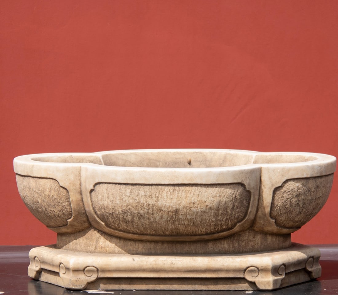 A beautiful Han Dynasty white marble ingot-gathering bowl: Han dynasty white jade ingot basin, treasure gathering basin SIZE: L:50cm W:30cm H:19cm (The Dimensions Of All Batches Are Manually Measured.If You Need More Detailed Information, Please Contact Our C