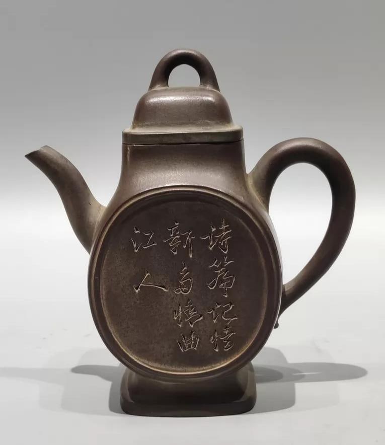 A fine Qing Dynasty Yixing teapot: A Qing Dynasty Yixing clay teapot SIZE: H: Approximately 15cm (The Dimensions Of All Batches Are Manually Measured.If You Need More Detailed Information, Please Contact Our Customer Service Before Bid