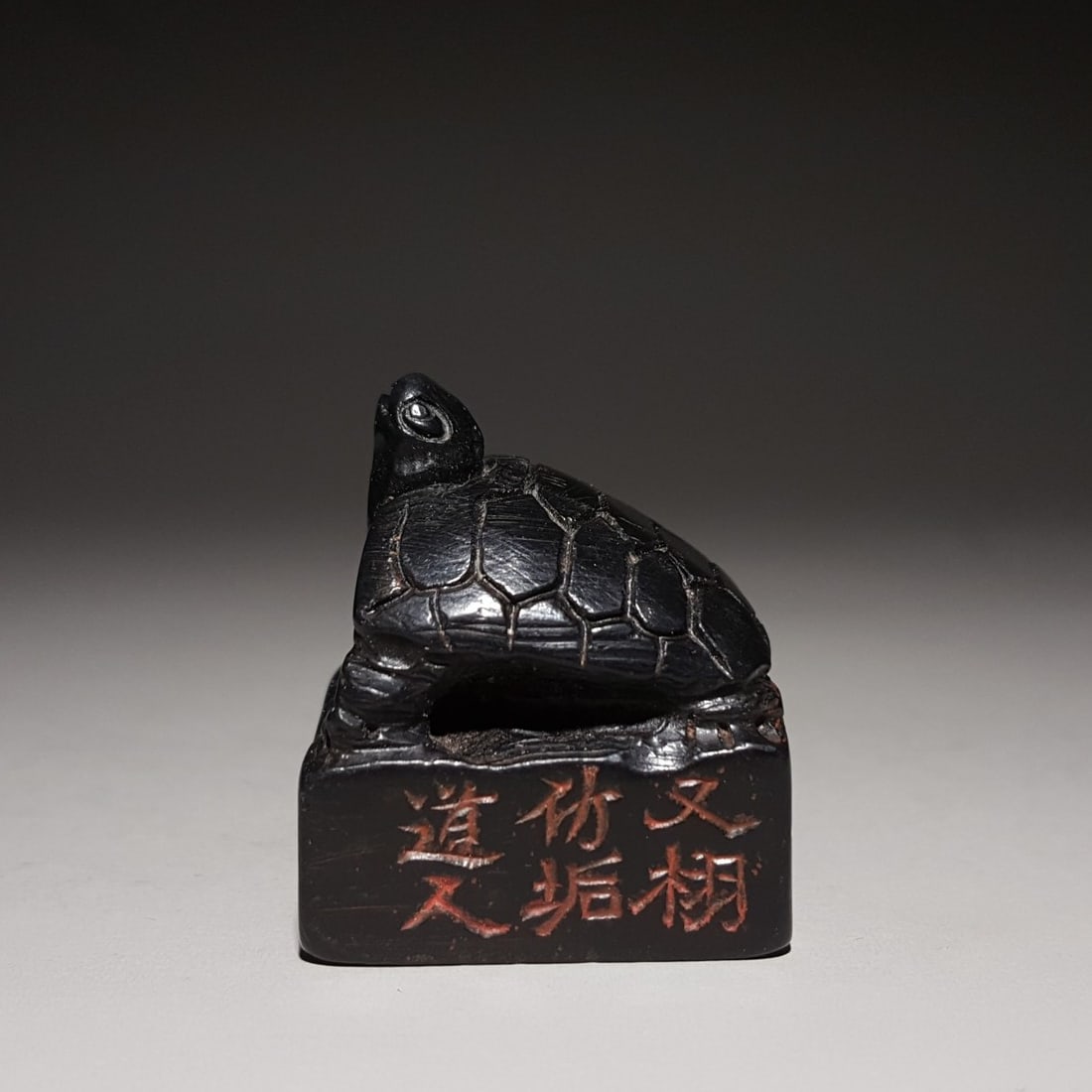 A fine Han dynasty stone turtle-knob seal: Han dynasty stone turtle-knob seal SIZE: 3.6x3.1x2.9cm W:49g (The Dimensions Of All Batches Are Manually Measured.If You Need More Detailed Information, Please Contact Our Customer Service Before Bidd