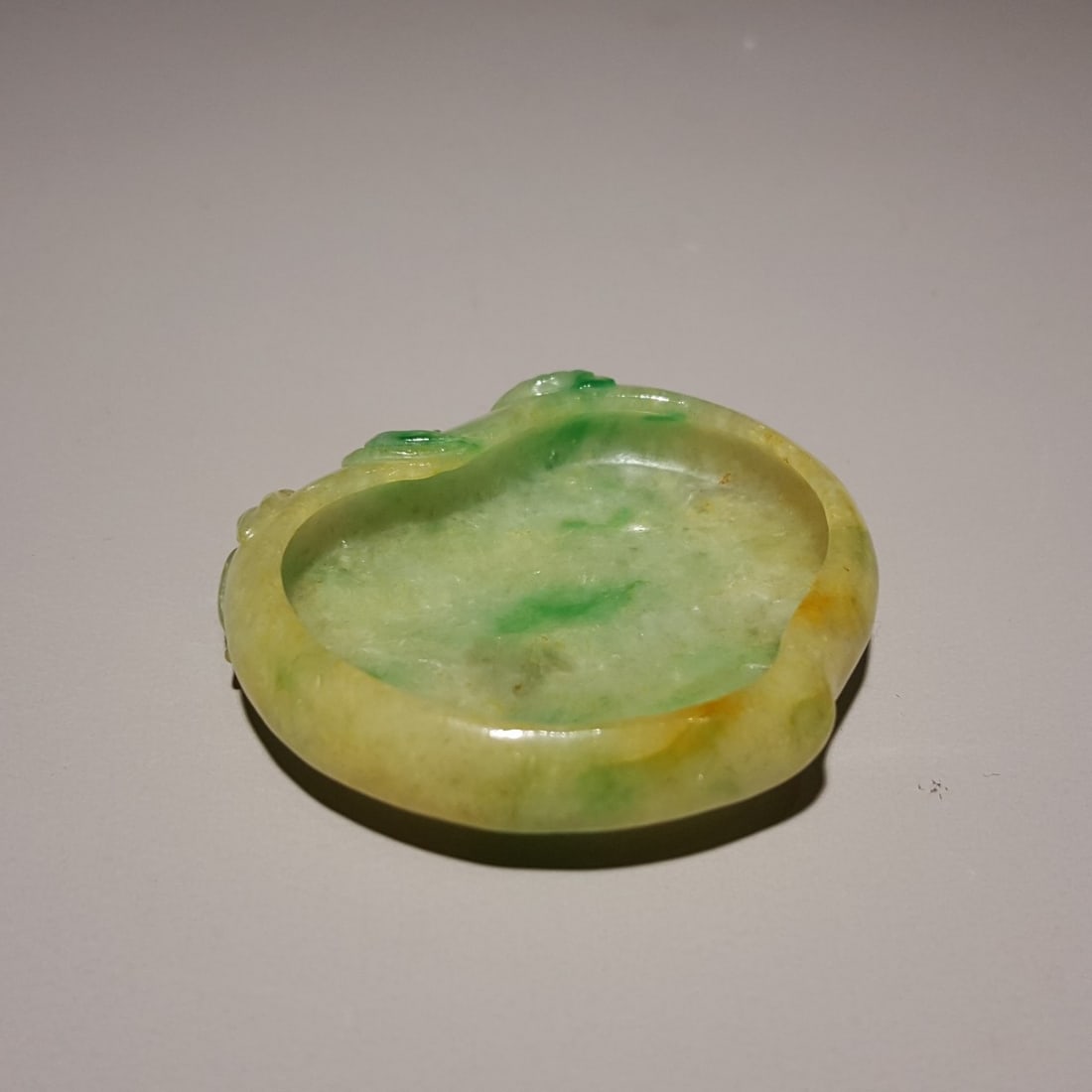 A beautiful Qing Dynasty jadeite peach-shaped pen lick: Qing Dynasty jadeite peach-shaped brush licking SIZE: 1.3x5.1x4.7cm W:32g (The Dimensions Of All Batches Are Manually Measured.If You Need More Detailed Information, Please Contact Our Customer Servic