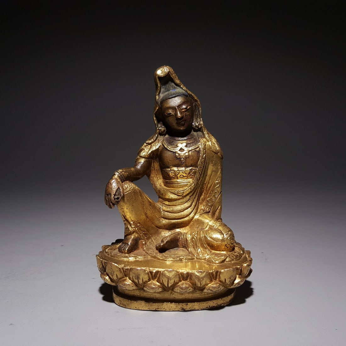 A beautiful Qing Dynasty gilded bronze Guanyin: A gilded bronze Guanyin from the Qing Dynasty SIZE: 9.5x6.4x4.9cm W:268g (The Dimensions Of All Batches Are Manually Measured.If You Need More Detailed Information, Please Contact Our Customer Service