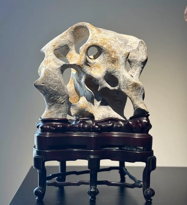 A fine Qing Dynasty Taihu stone carving ornament: Qing Dynasty Taihu stone carving ornament SIZE: 26x20x35cm (The Dimensions Of All Batches Are Manually Measured.If You Need More Detailed Information, Please Contact Our Customer Service Before