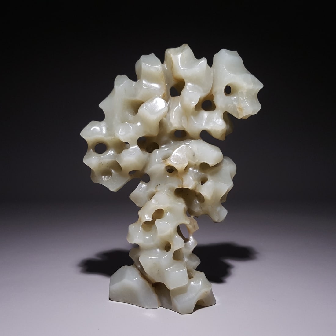 A beautiful Qing Dynasty Hetian jade ornament: Qing Dynasty Hetian jade ornament SIZE: 12.7x8.4x2.9cm W:228g (The Dimensions Of All Batches Are Manually Measured.If You Need More Detailed Information, Please Contact Our Customer Service Before