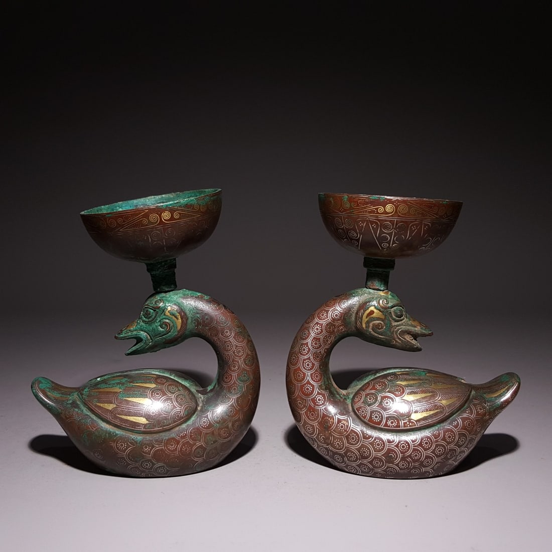 A pair of exquisite Han dynasty bronze-inlaid gold and silver goose candle holders: A pair of Han dynasty bronze inlaid gold and silver goose candle holders SIZE: 10x8.7x4.5cm Total W: 649g (The Dimensions Of All Batches Are Manually Measured.If You Need More Detailed Information,