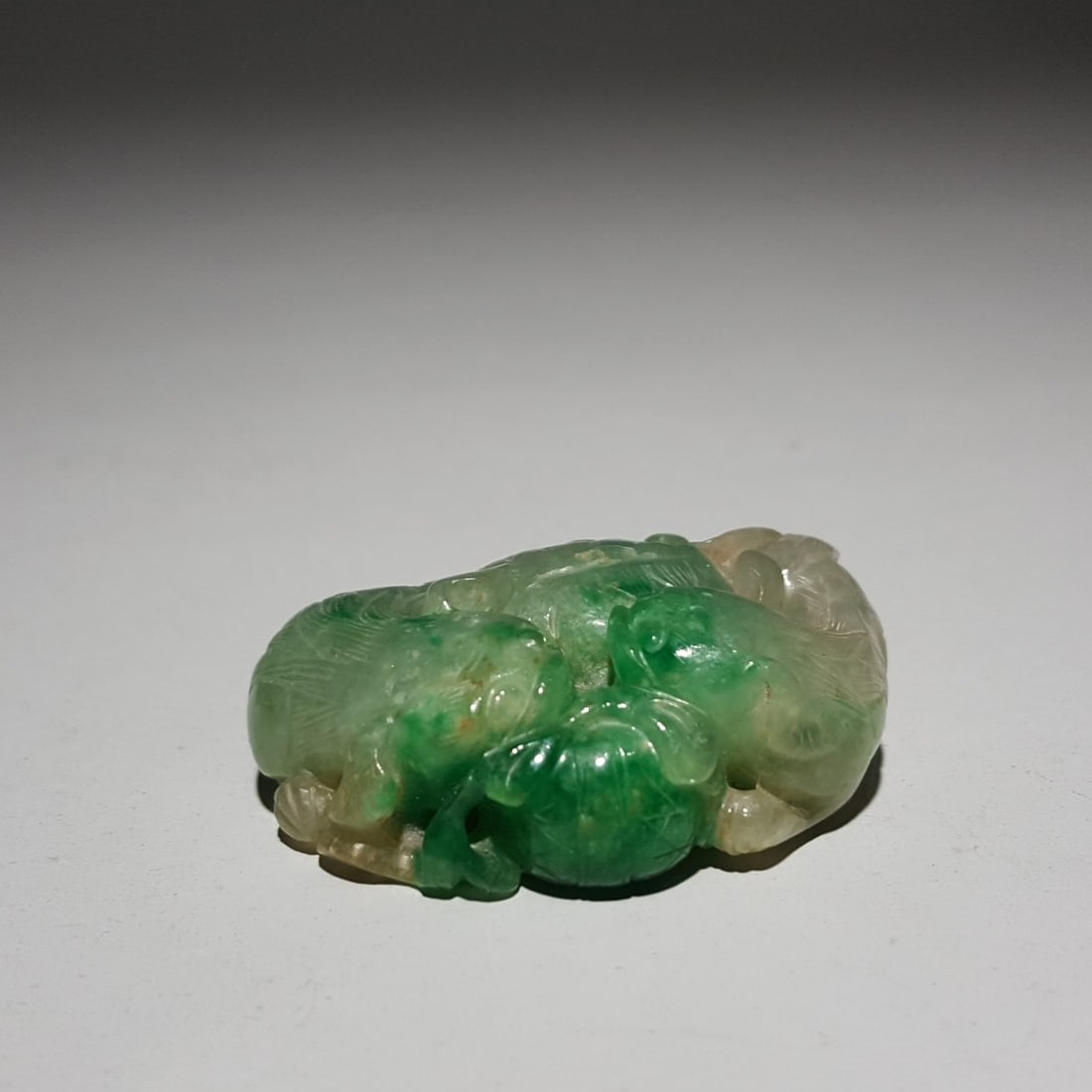 A beautiful Qing Dynasty jadeite lion embroidered ball: Qing Dynasty jade lion embroidered ball SIZE: 1.3x4.3x2.9cm W:34g (The Dimensions Of All Batches Are Manually Measured.If You Need More Detailed Information, Please Contact Our Customer Service