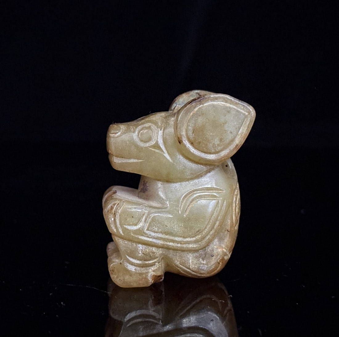 A fine Han Dynasty Hetian jade ox: Han dynasty Hetian jade ox SIZE: 4.2x3.2x2.4cm W: 53g (The Dimensions Of All Batches Are Manually Measured.If You Need More Detailed Information, Please Contact Our Customer Service Before Bidding.)