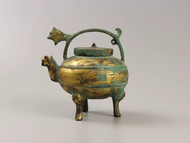 A fine Han Dynasty gilded bronze bird-beak teapot: Han dynasty gilt bronze bird-beak teapot SIZE: 13x10x13cm W:499g (The Dimensions Of All Batches Are Manually Measured.If You Need More Detailed Information, Please Contact Our Customer Service Before 
