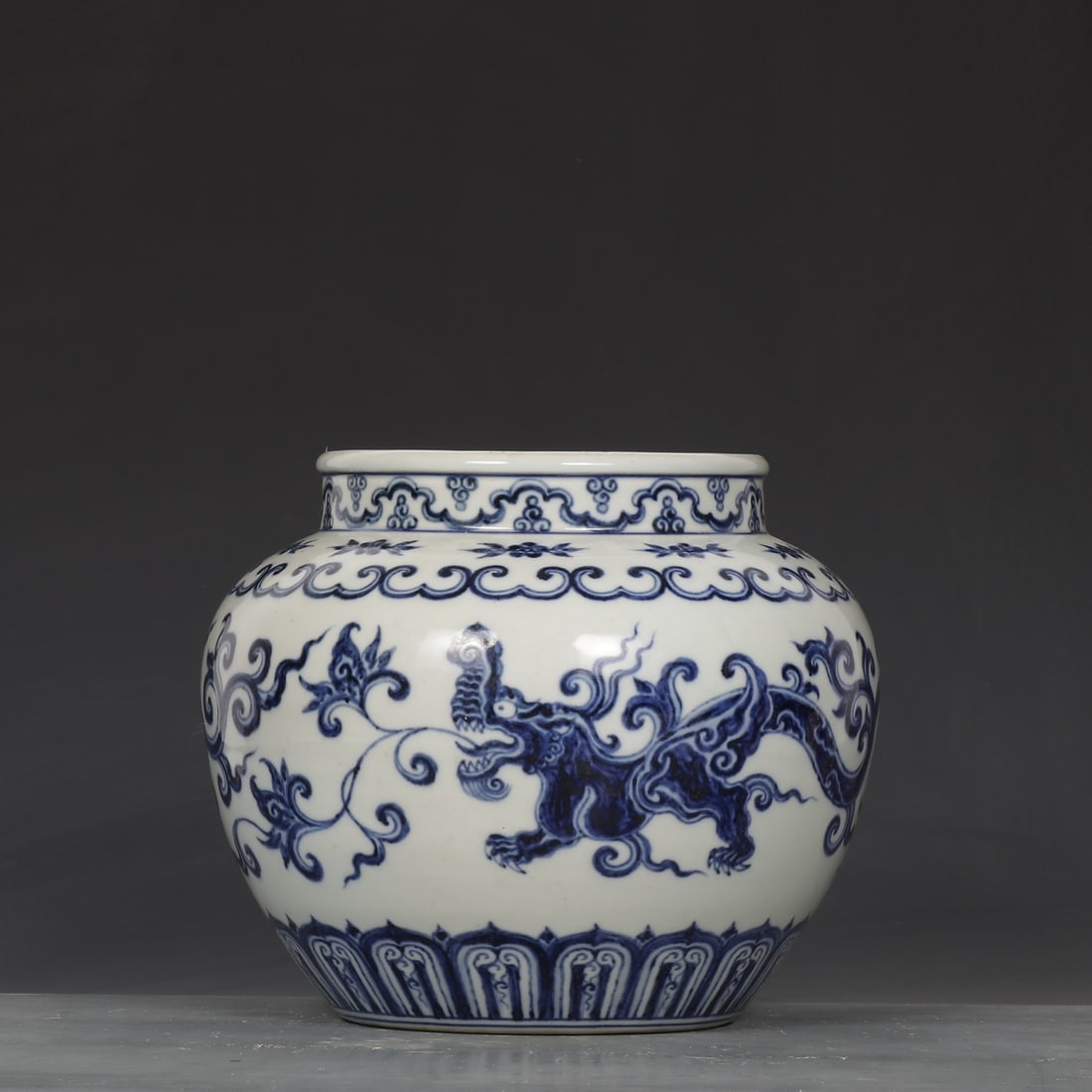 A fine Ming Dynasty Xuande blue-and-white jar with Kui dragon patterns: Ming Dynasty Xuande blue-and-white Kui dragon patterned jar SIZE: H:19.2cm D:22.5cm (The Dimensions Of All Batches Are Manually Measured.If You Need More Detailed Information, Please Contact Our Custo