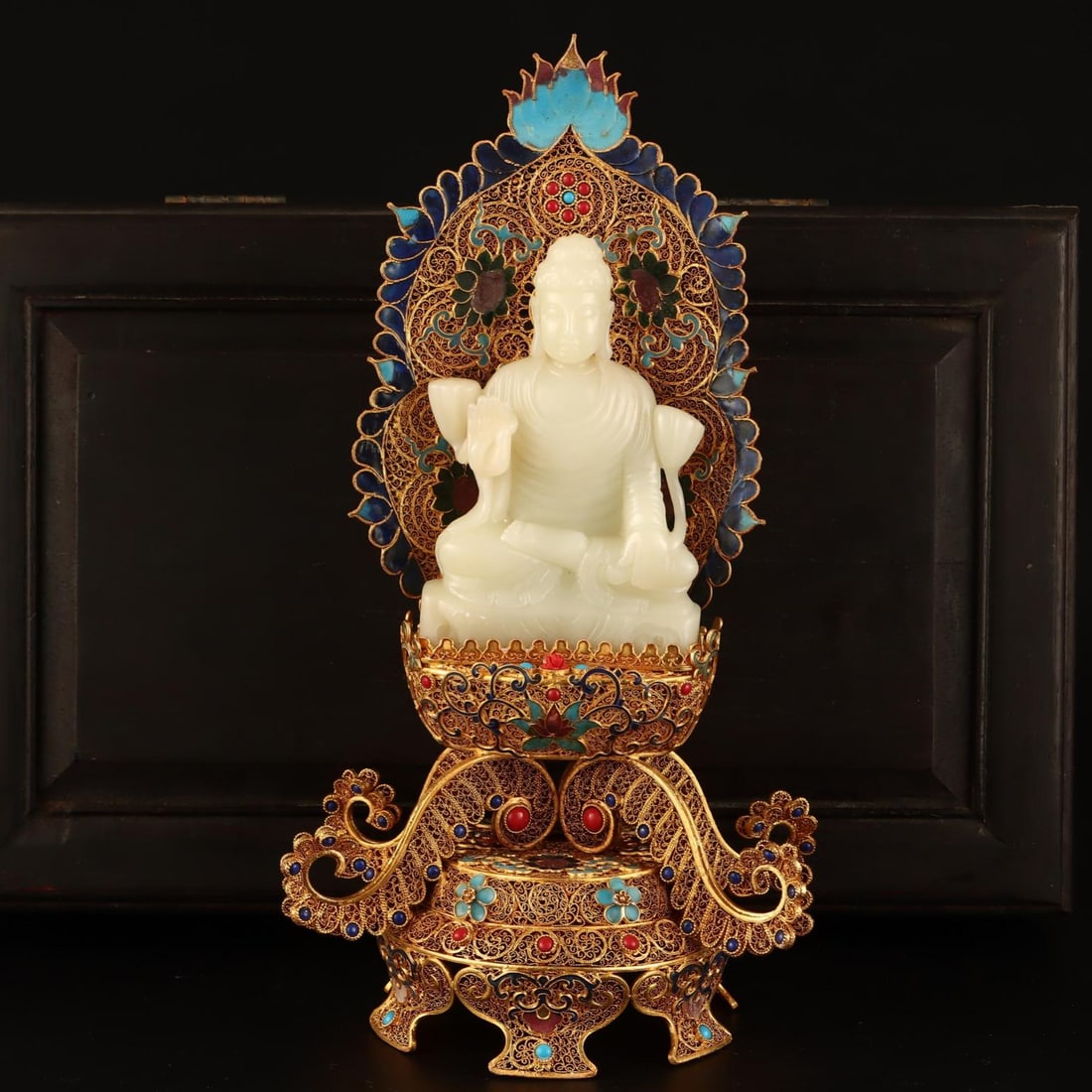 A beautiful Qing Dynasty filigree floral gilt jade Buddha statue ornament: A filigree gilt jade Buddha statue ornament from the Qing Dynasty SIZE: W:1216g H:32.5cm Top W:12.5cm Bottom W:16.5cm Emerald Buddha H:14cm (The Dimensions Of All Batches Are Manually Measured.If You 