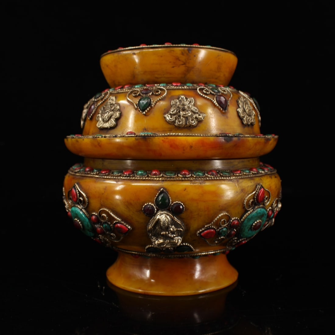 A fine Qing Dynasty Tibetan amber jar inlaid with gemstones, filigree, auspicious, and: Qing Dynasty Tibetan Amber jar inlaid with gemstones, filigree, auspicious eight-treasure amberjack jar SIZE: W:1400g H:18cm W:16cm (The Dimensions Of All Batches Are Manually Measured.If You Need Mor