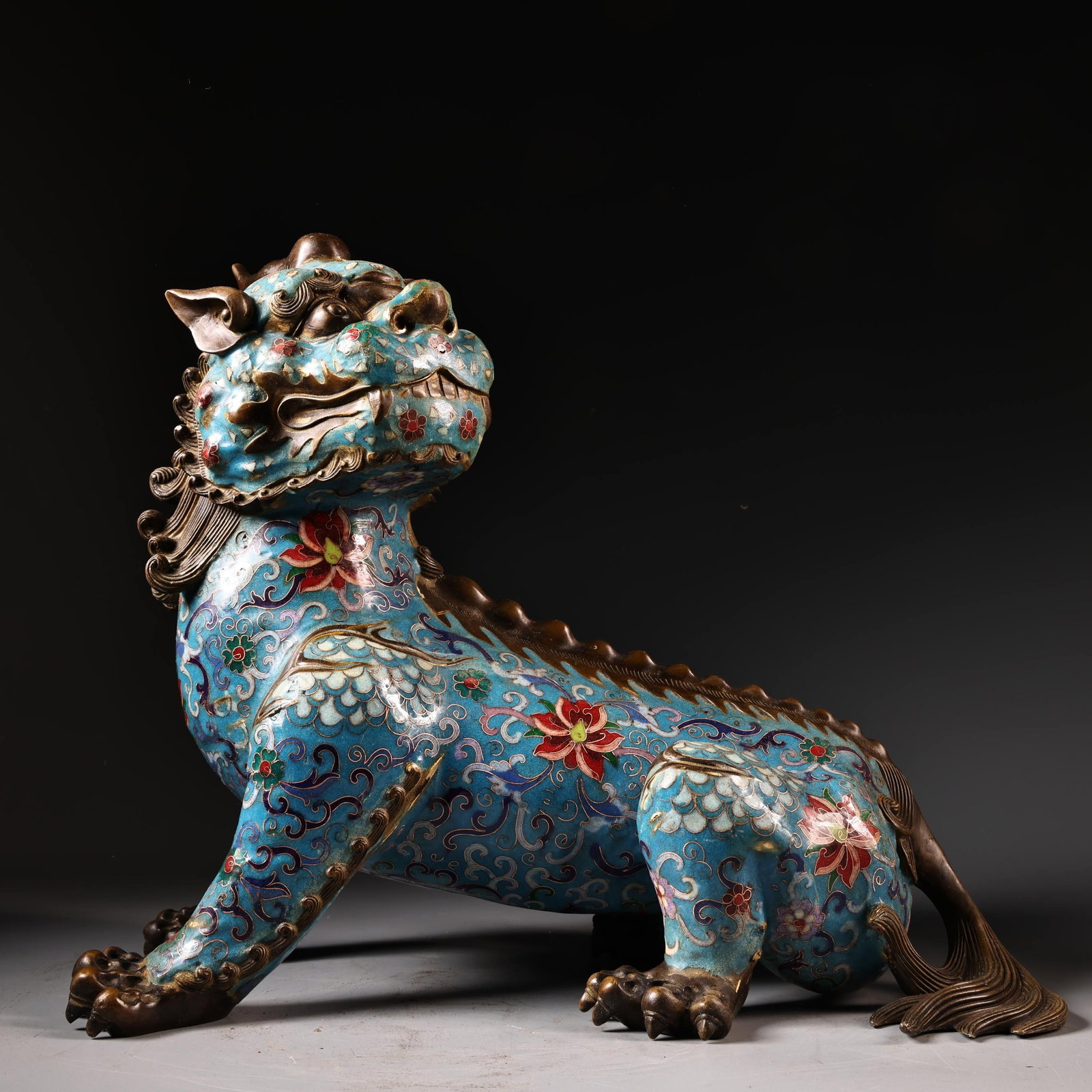 A beautiful Qing Dynasty cloisonne enamel unicorn: Qing Dynasty Cloisonne Blue Enamel Color Di Di Ting Unicorn SIZE: W:8kg H:32cm W:38cm (The Dimensions Of All Batches Are Manually Measured.If You Need More Detailed Information, Please Contact Our Cus