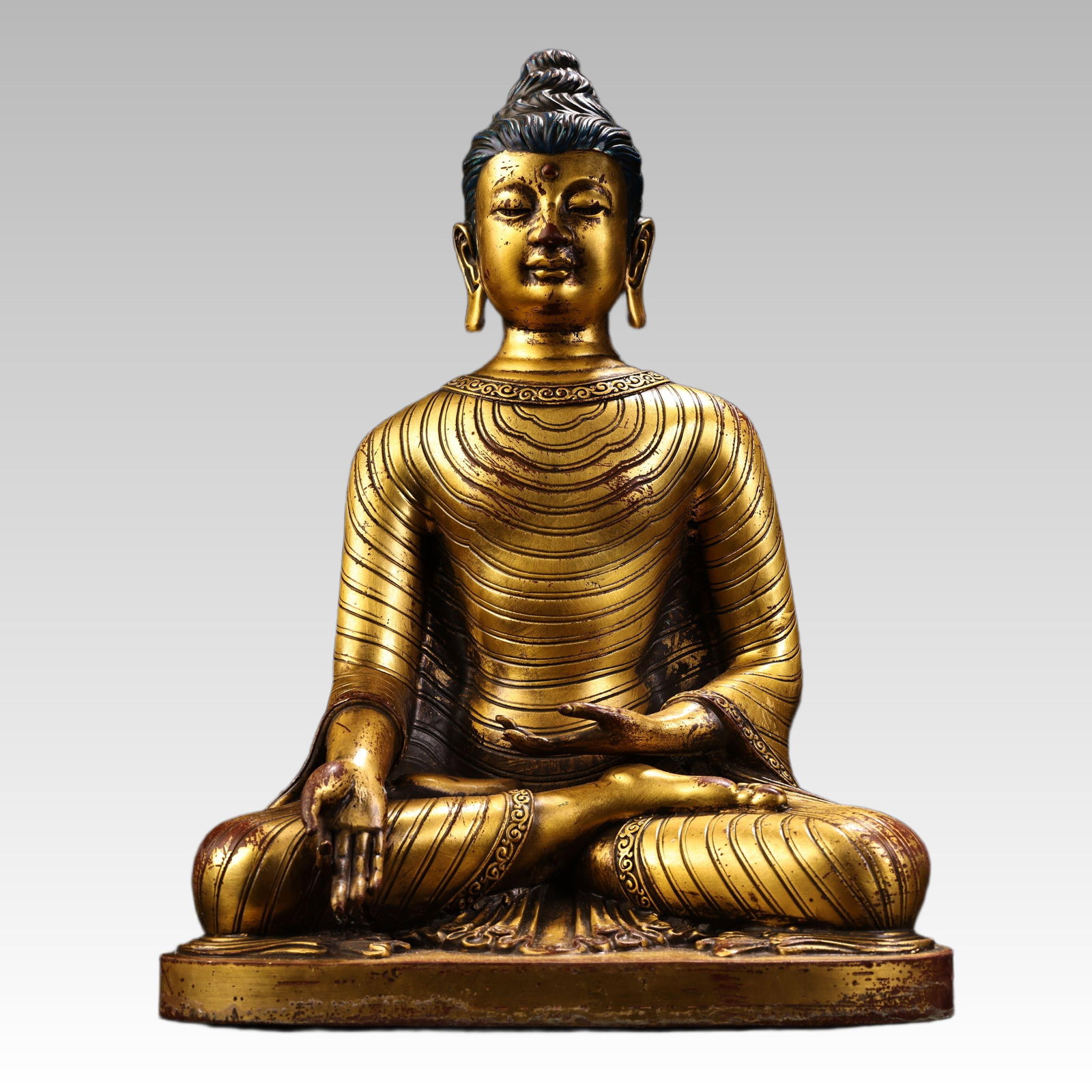 A fine Qing Dynasty gilt bronze statue of Shakyamuni Buddha: A gilt bronze statue of Shakyamuni Buddha from the Qing Dynasty SIZE: W:6300g H:36cm W:24cm (The Dimensions Of All Batches Are Manually Measured.If You Need More Detailed Information, Please Contact O