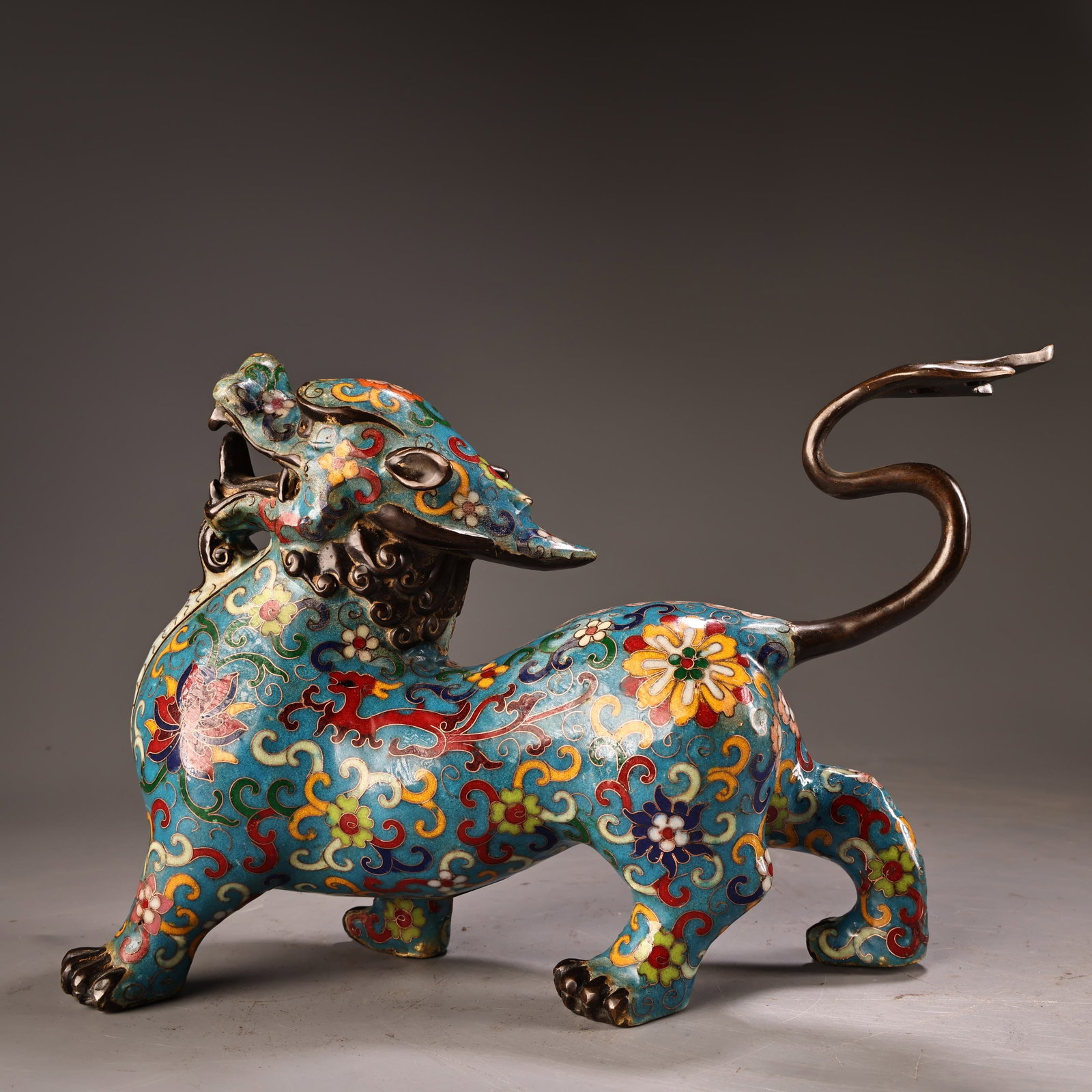 A beautiful Qing Dynasty cloisonne cloisonne enamel fortune-attracting Pixiu: Qing dynasty cloisonne cloisonne enamel wealth-attracting Pixiu SIZE: W:3000g H:27cm W:30cm (The Dimensions Of All Batches Are Manually Measured.If You Need More Detailed Information, Please Contact O
