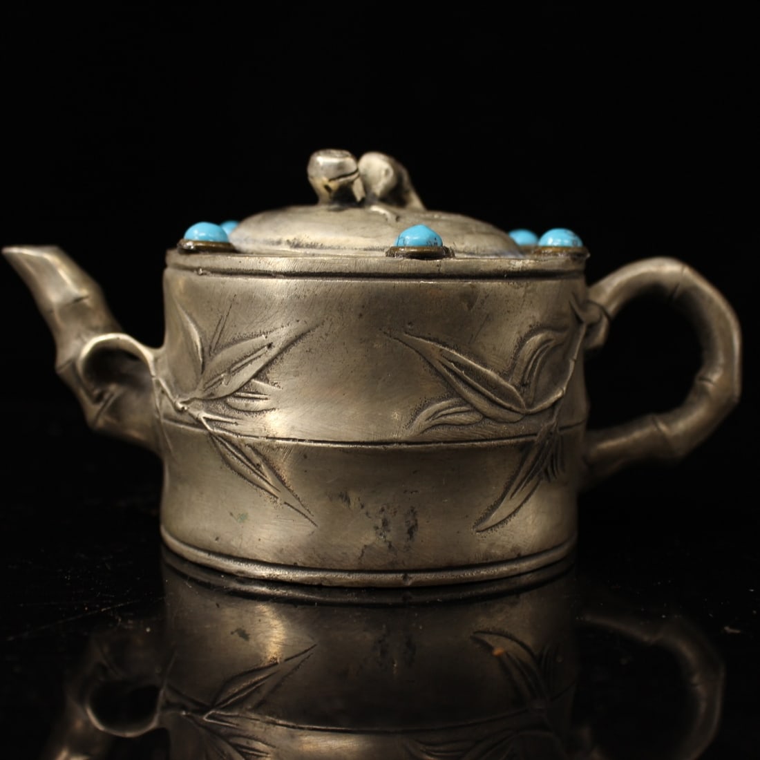 A fine Qing Dynasty silver-inlaid gemstone bamboo wine pot: A bamboo wine pot from the Qing Dynasty inlaid with silver and gemstones SIZE: W:417g H:7cm W:14cm (The Dimensions Of All Batches Are Manually Measured.If You Need More Detailed Information, Please Co
