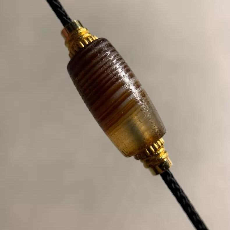 A delicate late Qing dynasty gold brown sugar silk-wrapped agate: Late Qing gold, brown sugar, silk-wrapped agate SIZE: H:3.5cm (The Dimensions Of All Batches Are Manually Measured.If You Need More Detailed Information, Please Contact Our Customer Service Before Bid