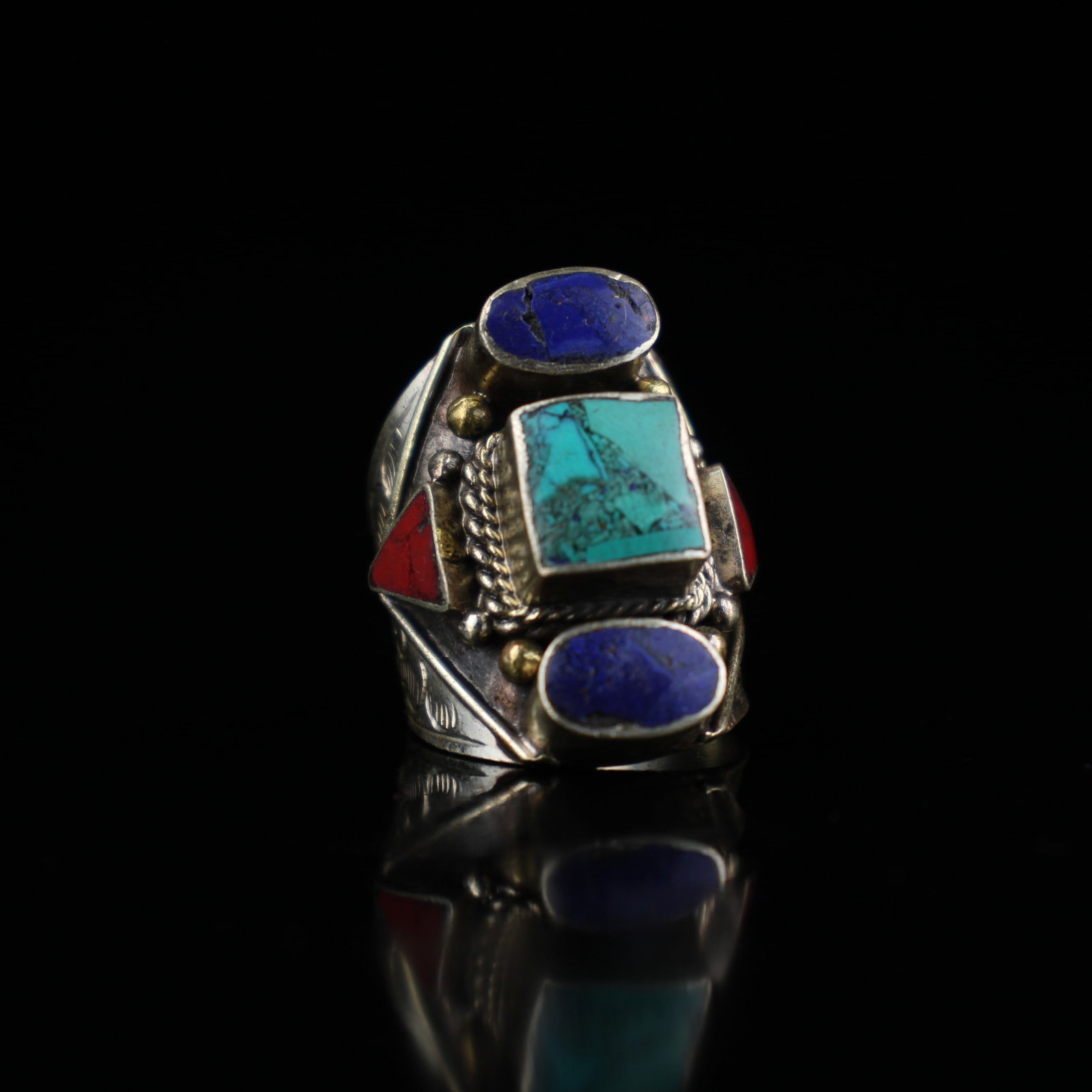 A fine Qing Dynasty Tibetan silver ring set with gemstones: A Qing Dynasty Tibetan silver gemstone ring SIZE: W:18.6g L:3cm (The Dimensions Of All Batches Are Manually Measured.If You Need More Detailed Information, Please Contact Our Customer Service Before B