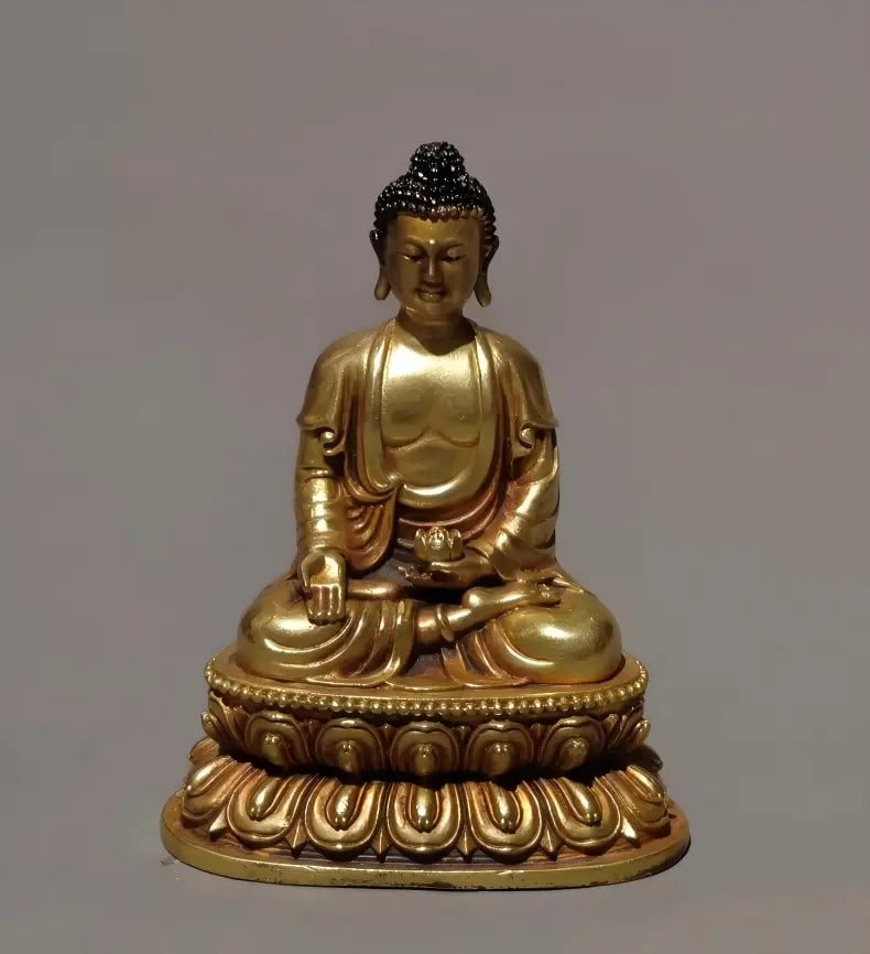 A fine piece of a gilded bronze Shakyamuni Buddha from the Republic of China period: Bronze gilt Shakyamuni Buddha from the Republic of China period SIZE: H:6.5cm W:205g (The Dimensions Of All Batches Are Manually Measured.If You Need More Detailed Information, Please Contact Our Cust