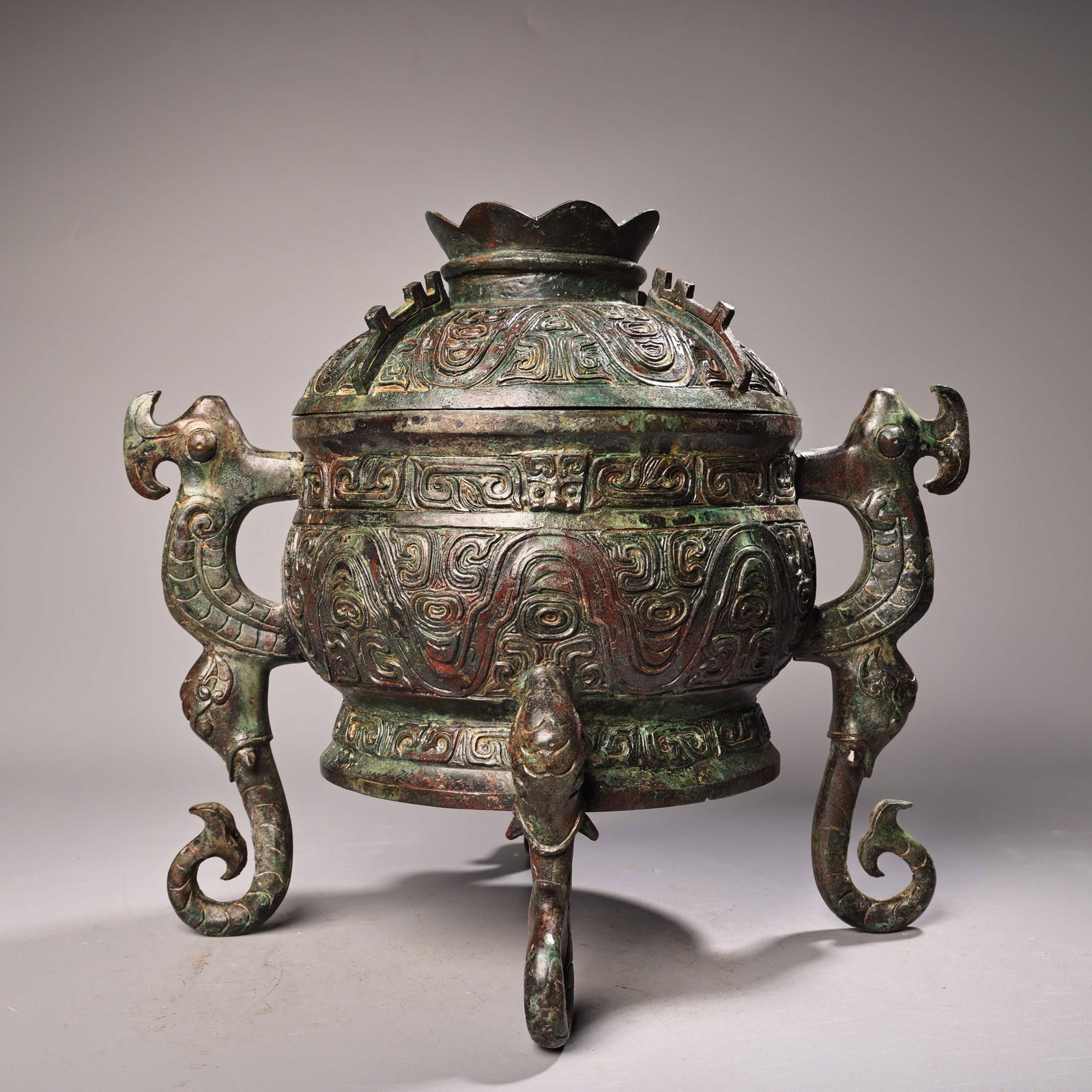 A fine Western Zhou bronze Taotie pattern, tall-footed gui wine with elephant motifs: Western Zhou bronze vessels featuring taotie patterns and elephant motifs in the stilted gui wine SIZE: W:5300g H:31cm W:35cm (The Dimensions Of All Batches Are Manually Measured.If You Need More Deta