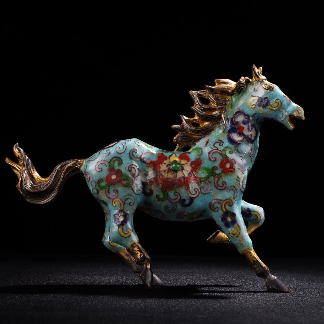 A fine Qing dynasty cloisonne inlaid with jewels and a gilded fine horse: A fine horse from the Qing dynasty cloisonne inlaid with gemstones and gilded pieces SIZE: W:1105g H:18cm W:24cm (The Dimensions Of All Batches Are Manually Measured.If You Need More Detailed Informat