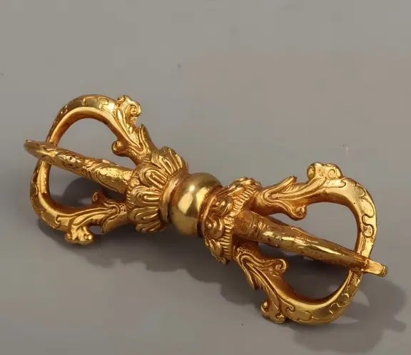 A fine Qing Dynasty gilt bronze vajra pestle: Qing Dynasty gilt bronze vajra pestle SIZE: L:15cm W:344g (The Dimensions Of All Batches Are Manually Measured.If You Need More Detailed Information, Please Contact Our Customer Service Before Bidding