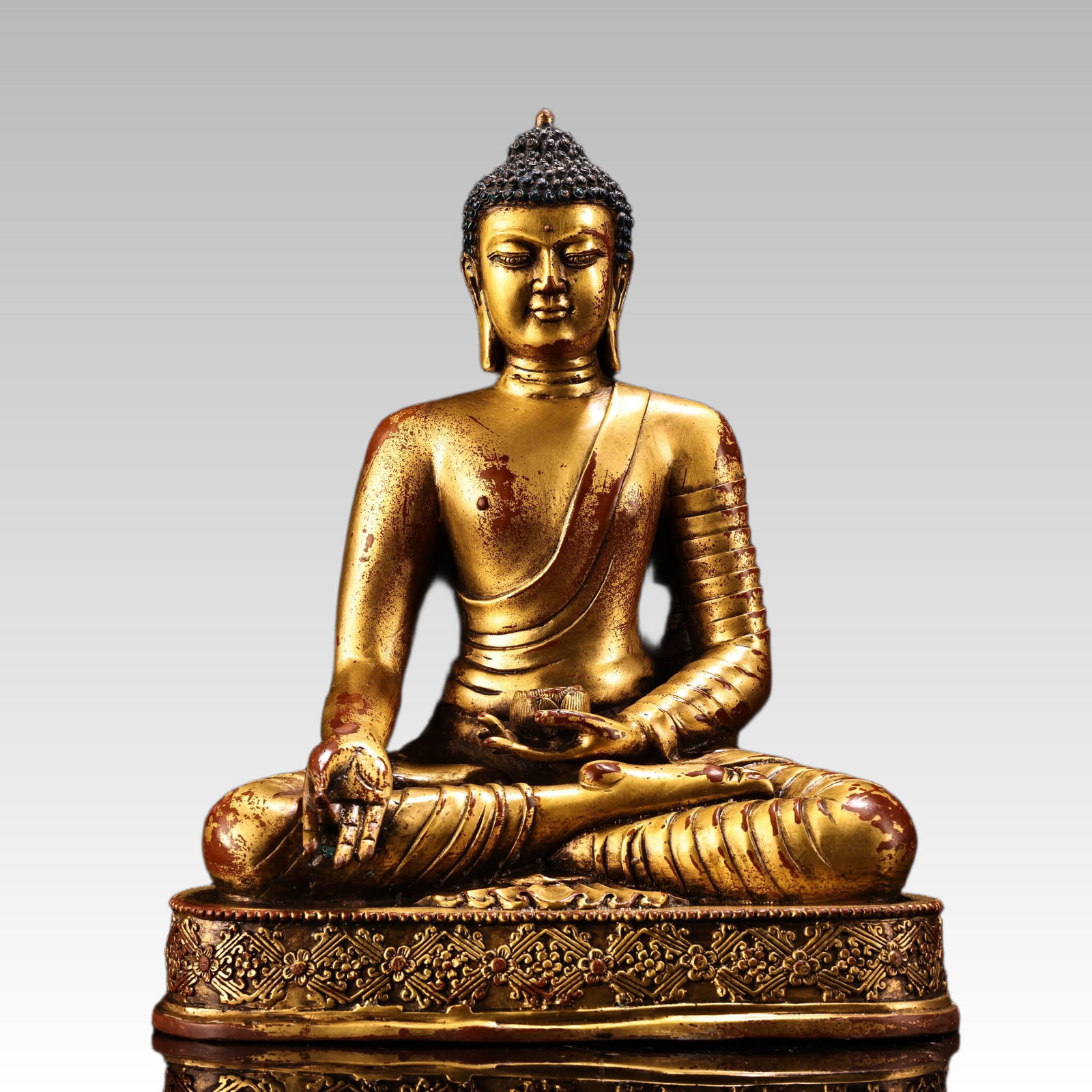 A finely crafted Qing Dynasty high-relief gilded statue of Shakyamuni Buddha: A high-relief gilded Shakyamuni Buddha statue from the Qing Dynasty SIZE: W:3900g H:27cm W:20cm (The Dimensions Of All Batches Are Manually Measured.If You Need More Detailed Information, Please Conta
