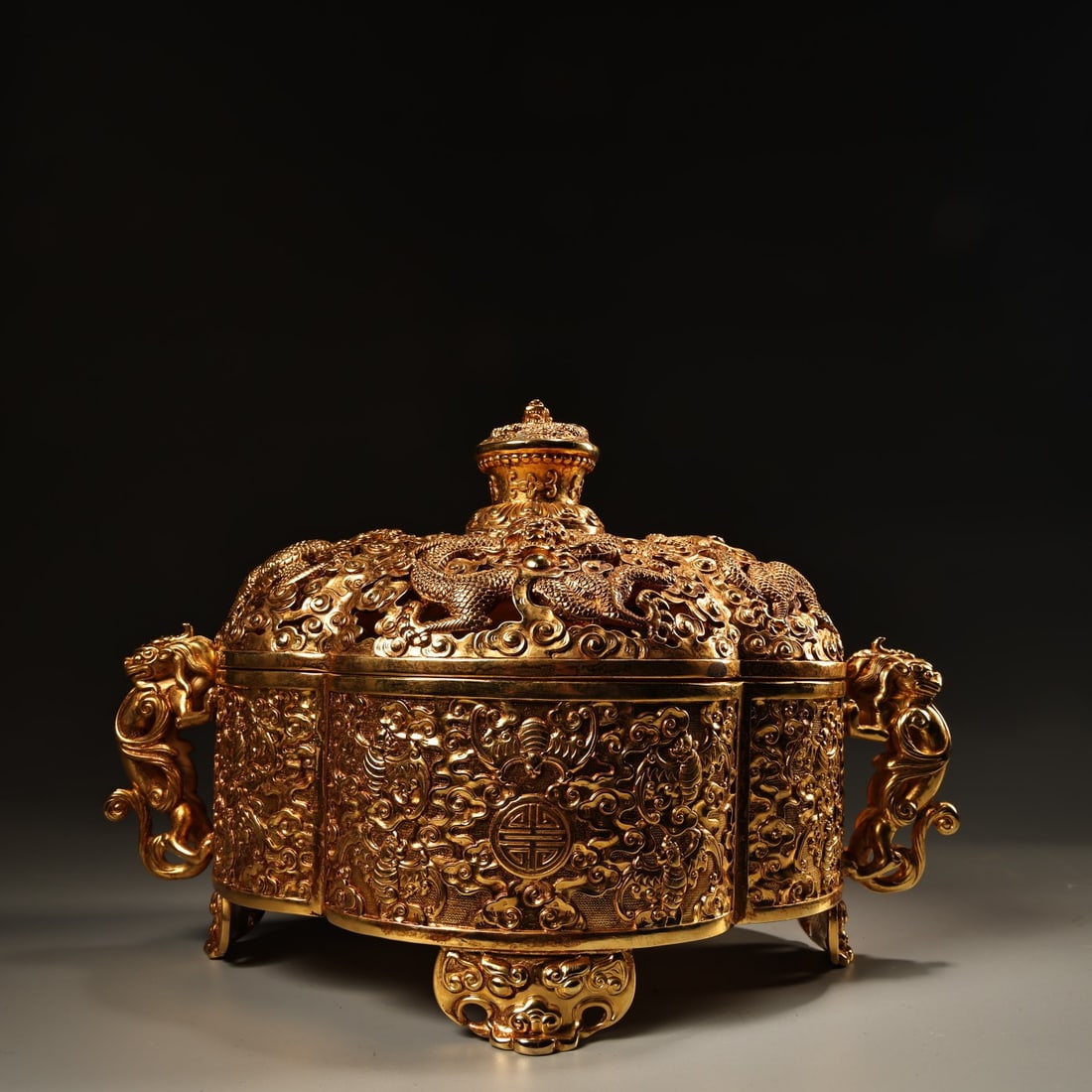 A beautiful Qing Dynasty high-relief engraved gilt dragon ear incense burner: Qing Dynasty high-relief carved gilt dragon-handle incense burner SIZE: W:3000g H:20cm W:18cm (The Dimensions Of All Batches Are Manually Measured.If You Need More Detailed Information, Please Contact
