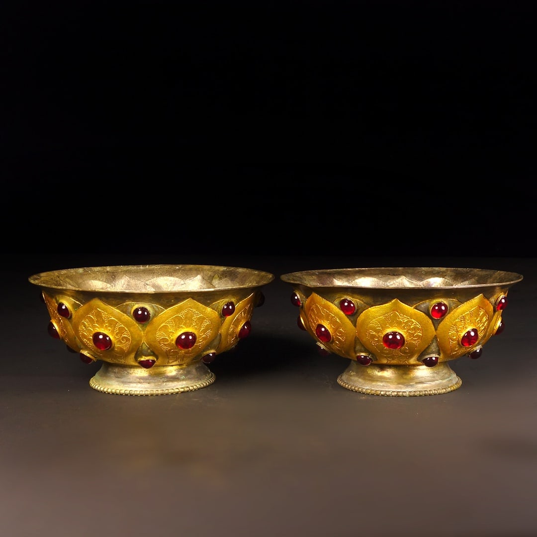 A pair of exquisite Qing Dynasty gilded and engraved bowls (1 of 7)