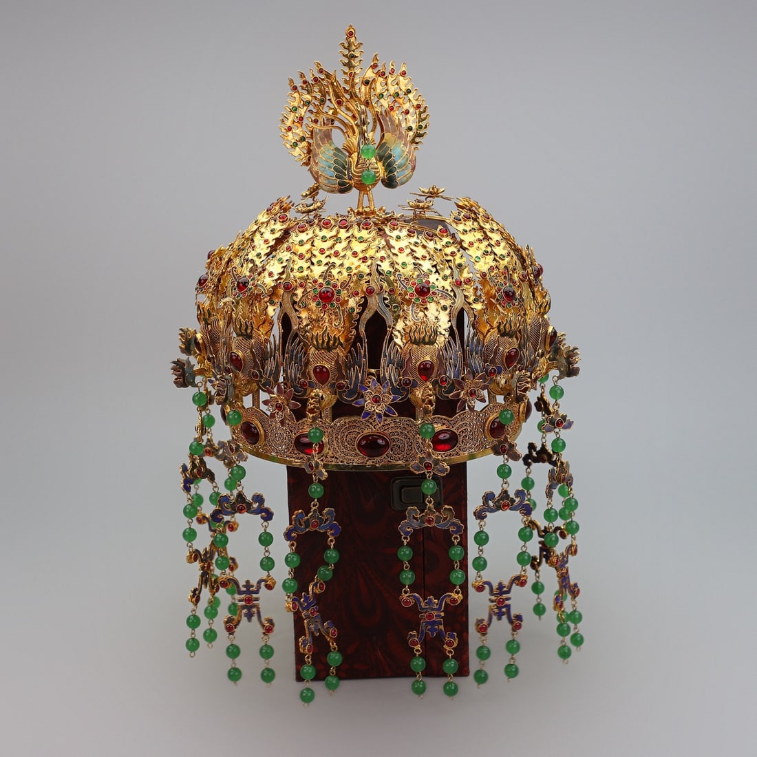 A delicate Qing Dynasty cloisonne multi-treasure inlaid phoenix crown: A filigree multi-treasure inlaid phoenix crown from the Qing Dynasty SIZE: H:43cm W:30cm W:1376g (The Dimensions Of All Batches Are Manually Measured.If You Need More Detailed Information, Please Cont