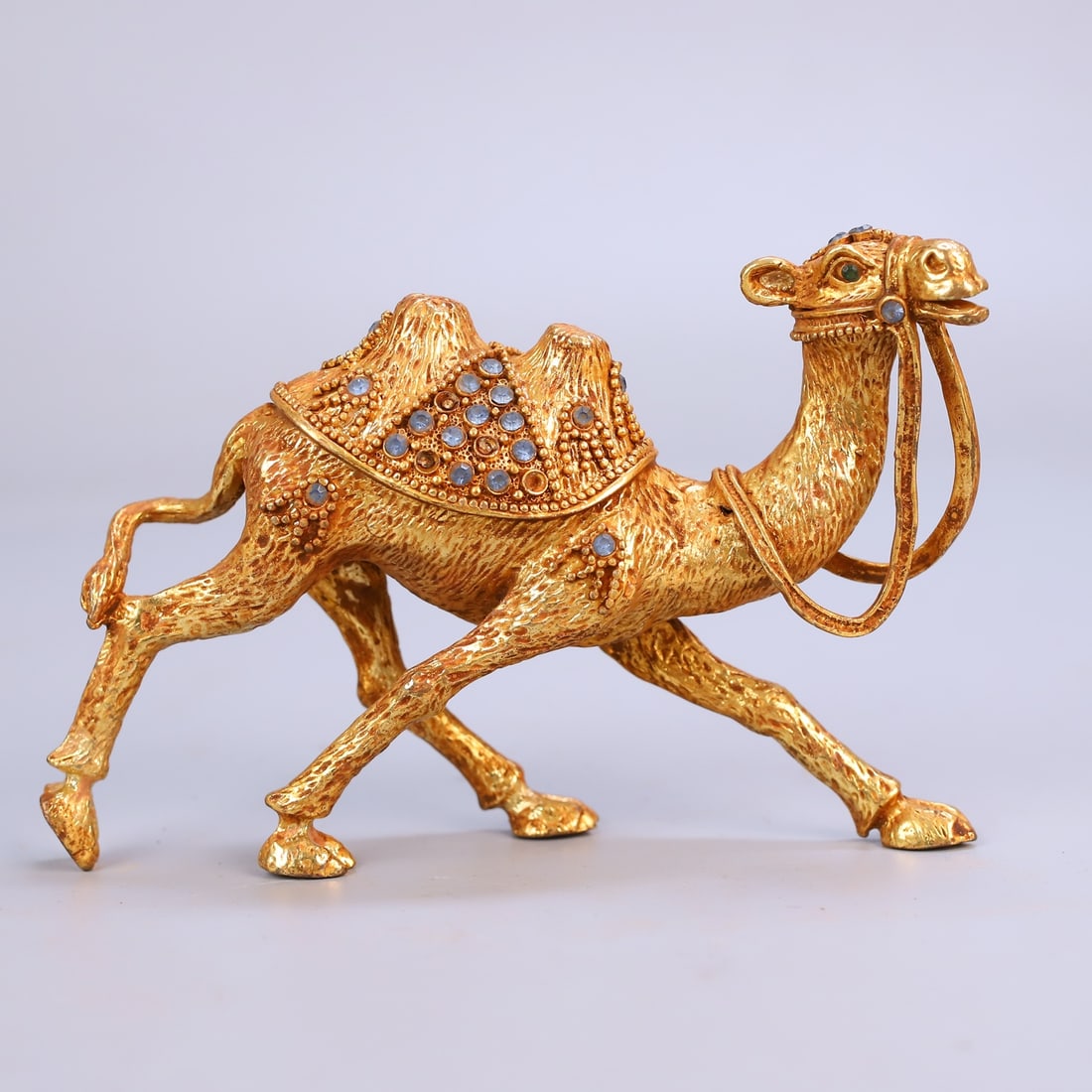 A beautiful Qing Dynasty gilded gemstone camel: A gilded gem-encrusted camel from the Qing Dynasty SIZE: L:15cm H:11cm W:279g (The Dimensions Of All Batches Are Manually Measured.If You Need More Detailed Information, Please Contact Our Customer Se