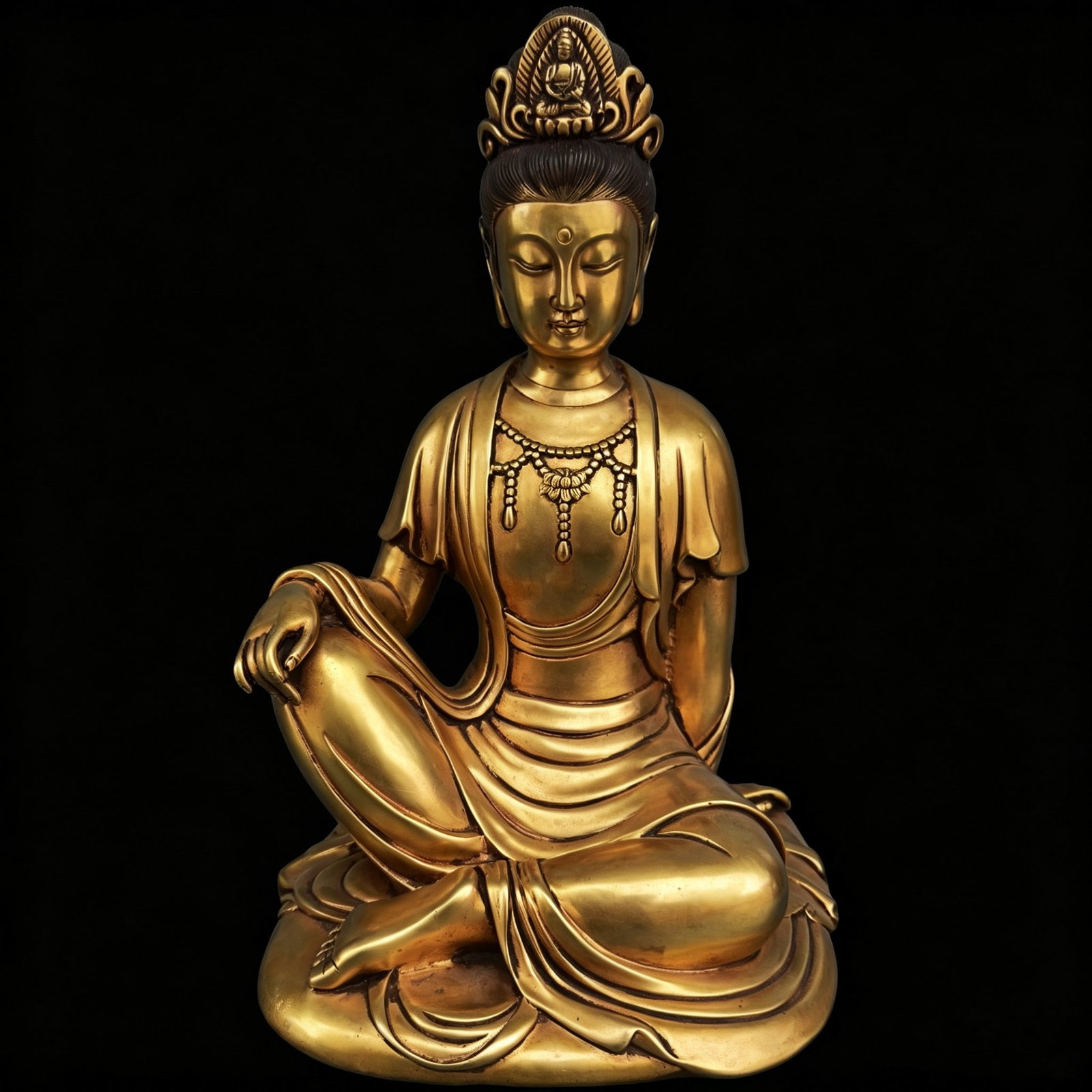 A fine Qing Dynasty gilt bronze statue of the Free Guanyin Buddha: Qing Dynasty gilt bronze statue of the Free Guanyin Buddha SIZE: H:28cm W:5900g (The Dimensions Of All Batches Are Manually Measured.If You Need More Detailed Information, Please Contact Our Customer 