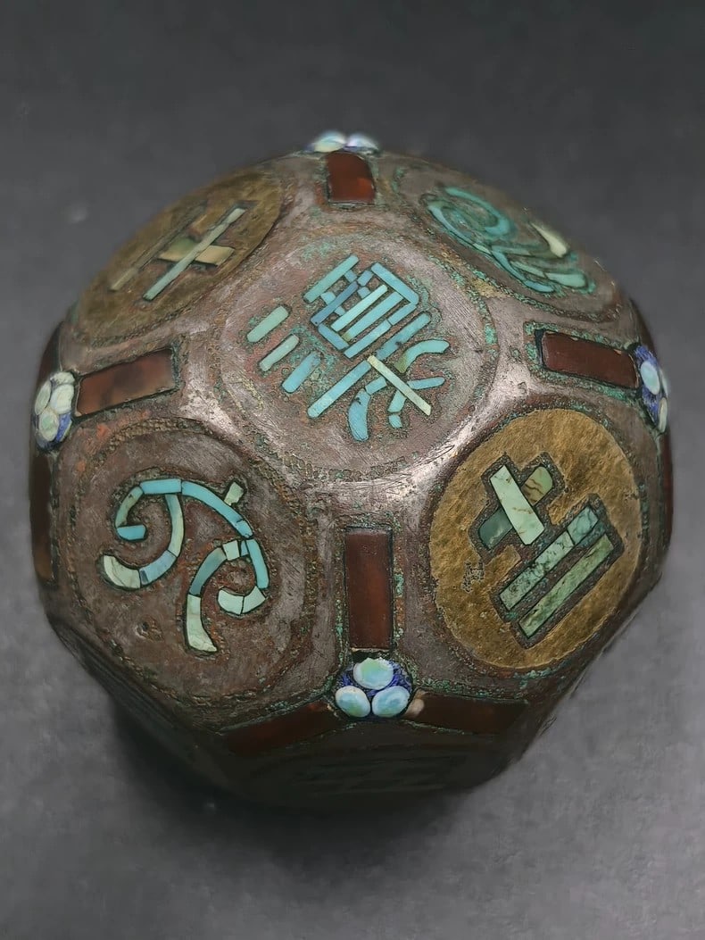 A fine Han dynasty dice inlaid with gold and silver inlaid turquoise: Han dynasty copper inlaid with gold and silver inlaid turquoise dice SIZE: D: Approximately 6cm (The Dimensions Of All Batches Are Manually Measured.If You Need More Detailed Information, Please Conta