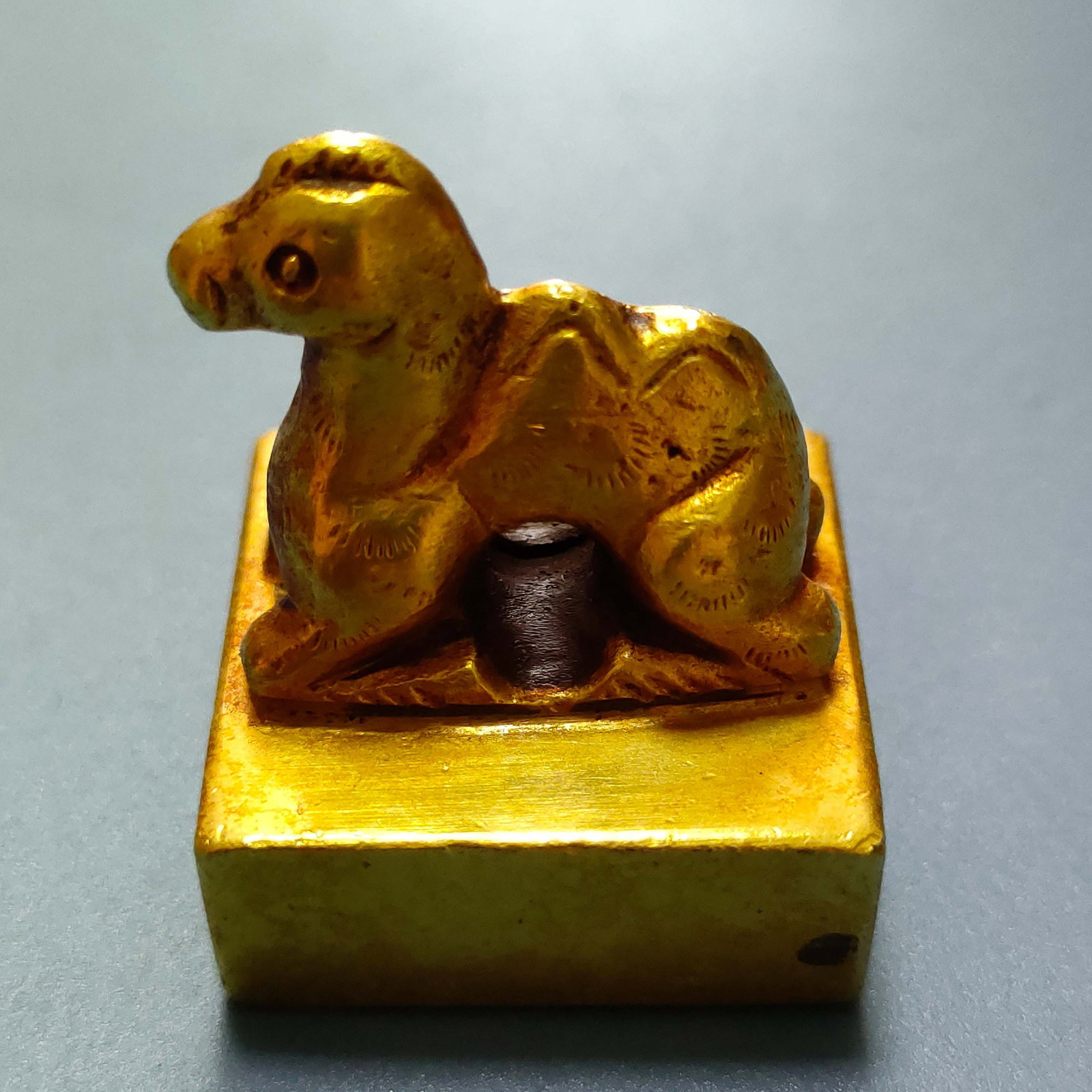 A fine Qing Dynasty gilded little camel seal: Qing Dynasty gilded little camel seal SIZE: D:2.5cm (The Dimensions Of All Batches Are Manually Measured.If You Need More Detailed Information, Please Contact Our Customer Service Before Bidding.)