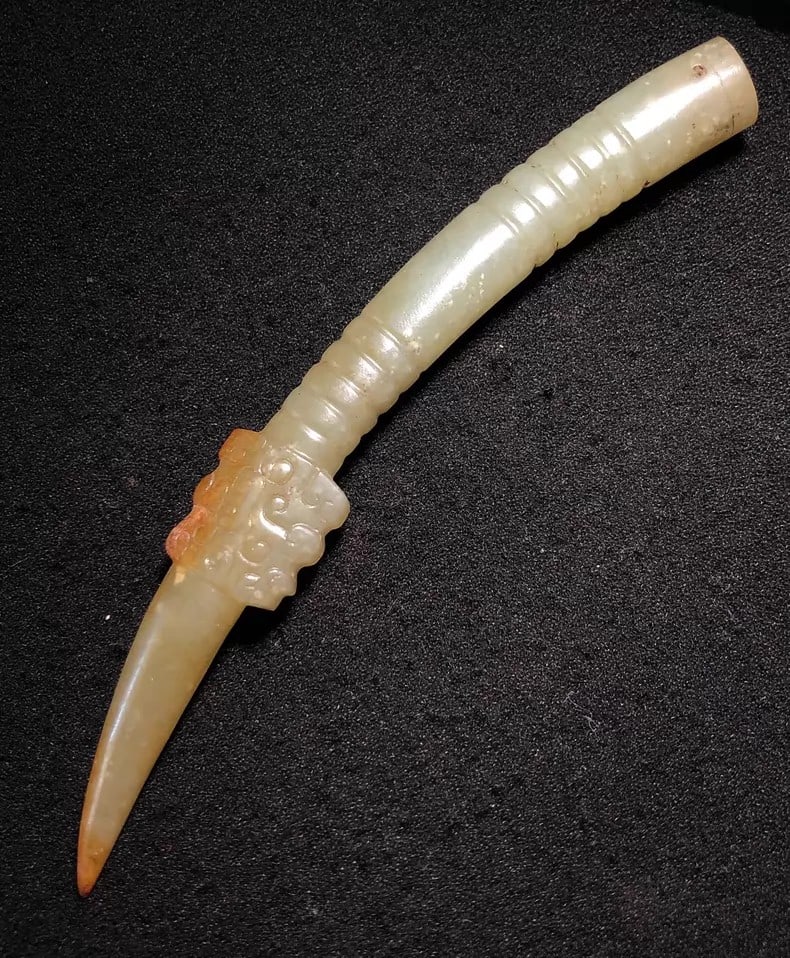 A fine Han Dynasty dragon pendant: Han dynasty dragon pendant SIZE: L:13.1cm W:1.8cm W:1.0cm W:32.3g (The Dimensions Of All Batches Are Manually Measured.If You Need More Detailed Information, Please Contact Our Customer Service Before