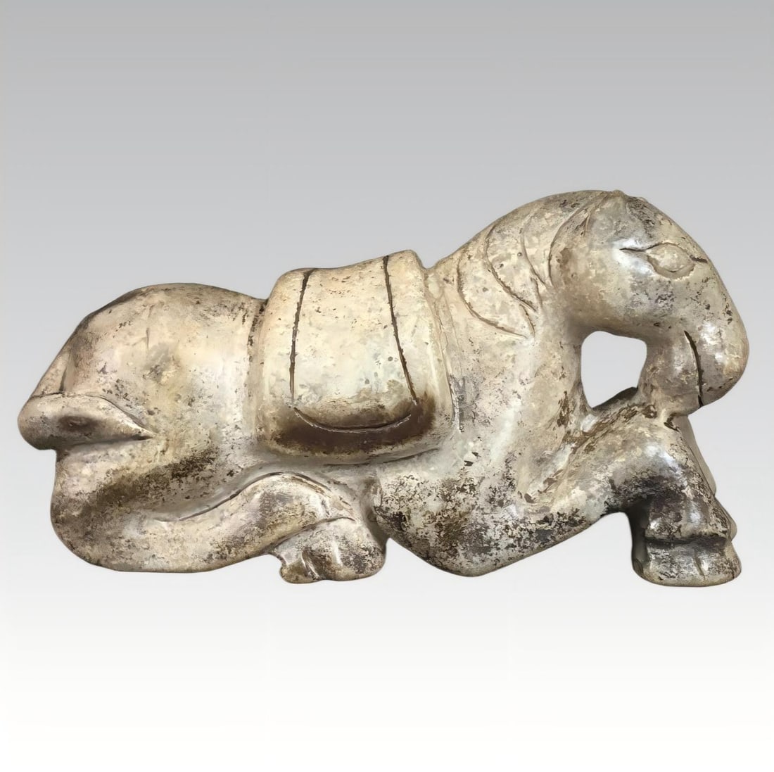 A fine Han Dynasty Hetian jade horse: The Han dynasty Hetian jade horse SIZE: 10.4x3.7x5.6cm W: 290g (The Dimensions Of All Batches Are Manually Measured.If You Need More Detailed Information, Please Contact Our Customer Service Before Bi