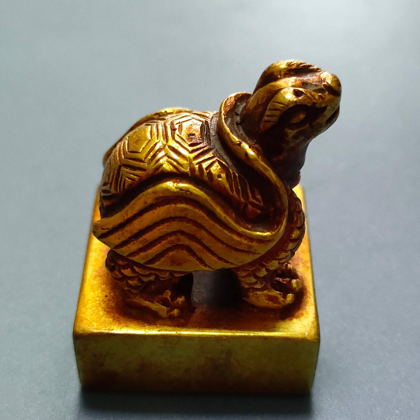 A finely crafted Qing Dynasty gilded seal: Qing Dynasty gilded seal SIZE: D:2.5cm (The Dimensions Of All Batches Are Manually Measured.If You Need More Detailed Information, Please Contact Our Customer Service Before Bidding.)
