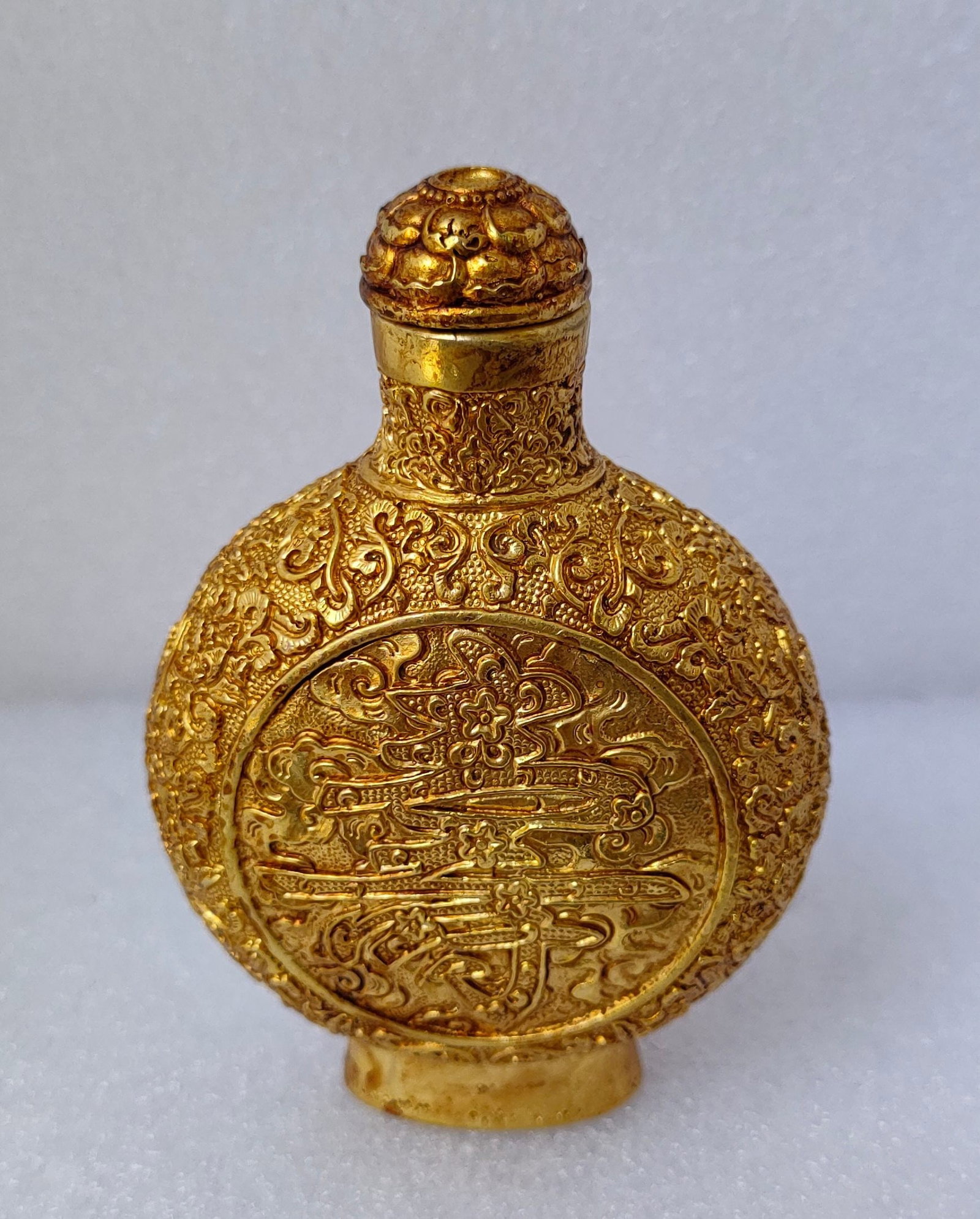 A fine Qing Dynasty gilded bronze snuff bottle: Qing Dynasty gilded bronze snuff bottle SIZE: H:7.5cm (The Dimensions Of All Batches Are Manually Measured.If You Need More Detailed Information, Please Contact Our Customer Service Before Bidding.)