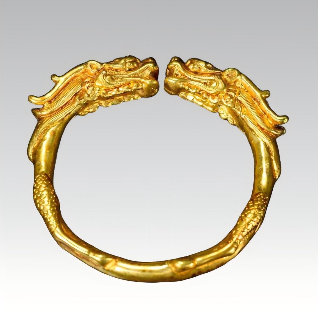A beautiful Tang Dynasty bronze gilt dragon-head bracelet: One Tang Dynasty bronze gilt dragon-head bracelet SIZE: L:8cm W:7cm W:97g (The Dimensions Of All Batches Are Manually Measured.If You Need More Detailed Information, Please Contact Our Customer Servic