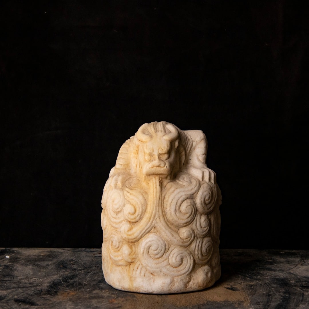 A beautiful Han Dynasty white marble water-absorbing beast: Han dynasty white jade water sucker beast SIZE: H: 25cm diameter 18cm (The Dimensions Of All Batches Are Manually Measured.If You Need More Detailed Information, Please Contact Our Customer Service Be