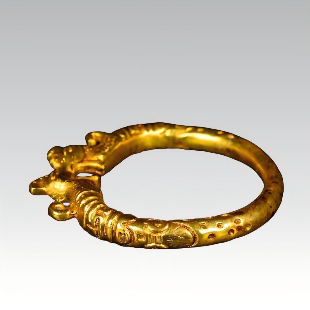 A fine Tang Dynasty bronze gilt double phoenix bracelet: Tang Dynasty gilt bronze double phoenix bracelet SIZE: L:8cm W:7cm W:114g (The Dimensions Of All Batches Are Manually Measured.If You Need More Detailed Information, Please Contact Our Customer Servic