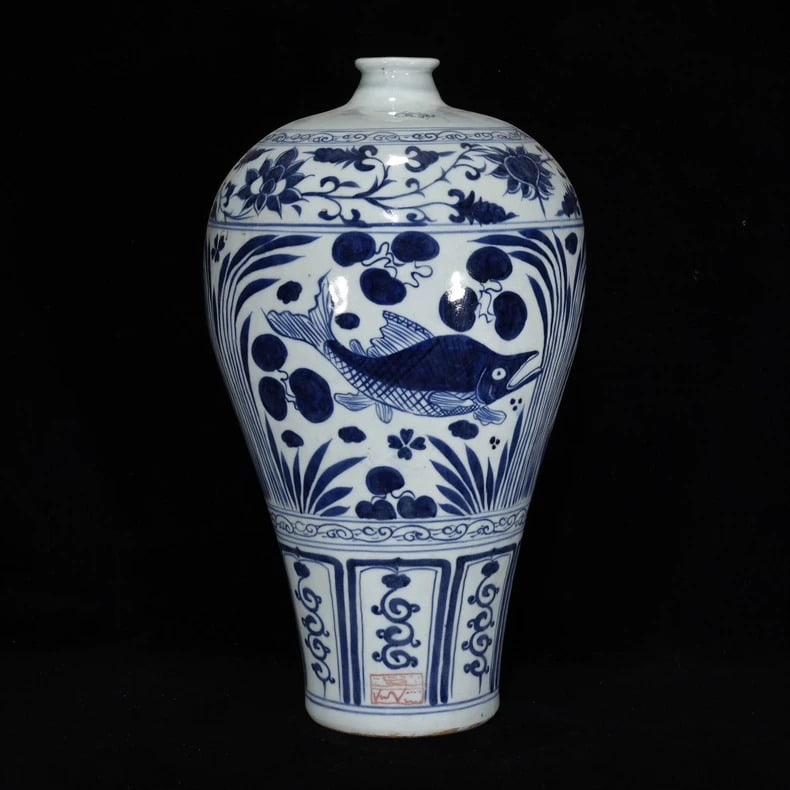 A fine Yuan dynasty blue-and-white Persian plum vase with fish and algae patterns: Yuan dynasty blue-and-white Persian plum vase with fish and algae patterns SIZE: 44x26cm (The Dimensions Of All Batches Are Manually Measured.If You Need More Detailed Information, Please Contact Our