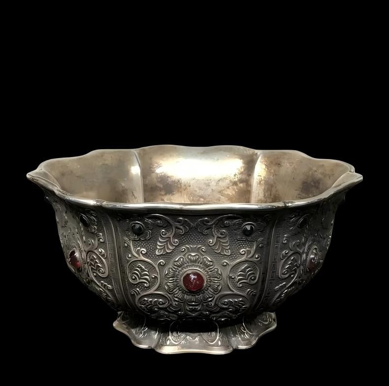 A fine late Qing dynasty copper bowl with gilt silver inlaid with gemstones: Late Qing dynasty copper gilt silver inlaid gemstone flower bowl SIZE: L:13cm H:7cm (The Dimensions Of All Batches Are Manually Measured.If You Need More Detailed Information, Please Contact Our