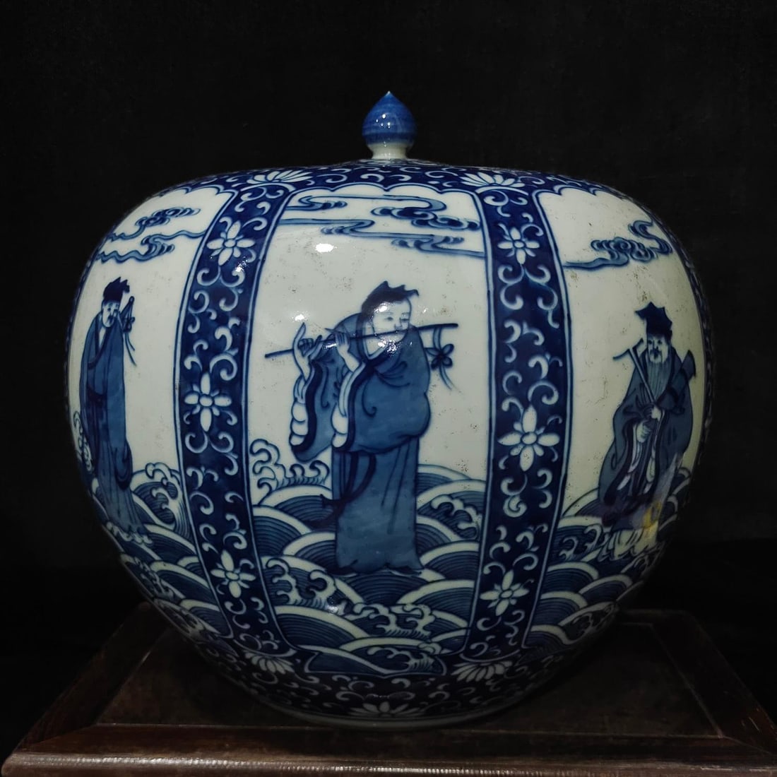 A fine Qing Dynasty blue-and-white watermelon jar with Eight Immortals opening windows and figures: A watermelon jar depicting the Eight Immortals from the Qing Dynasty blue-and-white window opening ceremony SIZE: H:25cm W:26cm (The Dimensions Of All Batches Are Manually Measured.If You Need More De
