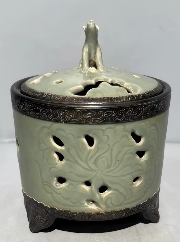 A fine three-legged hollow incense burner from the Song Dynasty Yue kiln: Song Dynasty Yue kiln three-legged hollow incense burner SIZE: H: approx. 10cm D: approx. 10cm (The Dimensions Of All Batches Are Manually Measured.If You Need More Detailed Information, Please