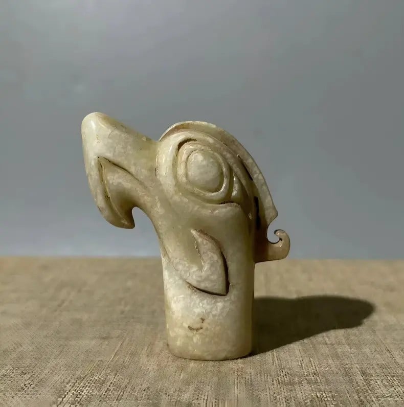 A fine Han Dynasty Hetian jade Sanxingdui bird head (1 of 7)