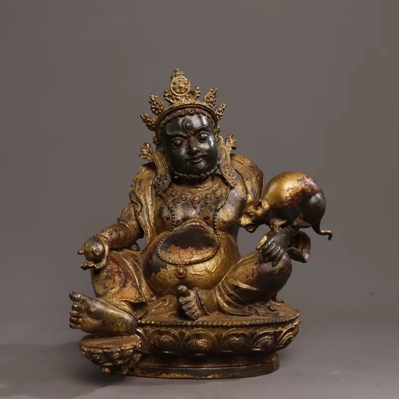 A fine late Qing dynasty gold-clay cinnabar Buddha statue, a yellow God of Wealth: Late Qing dynasty gilded cinnabar Buddha statue, one Yellow God of Wealth SIZE: H:26cm L:20cm W:16cm W:3260g (The Dimensions Of All Batches Are Manually Measured.If You Need More Detailed Information,